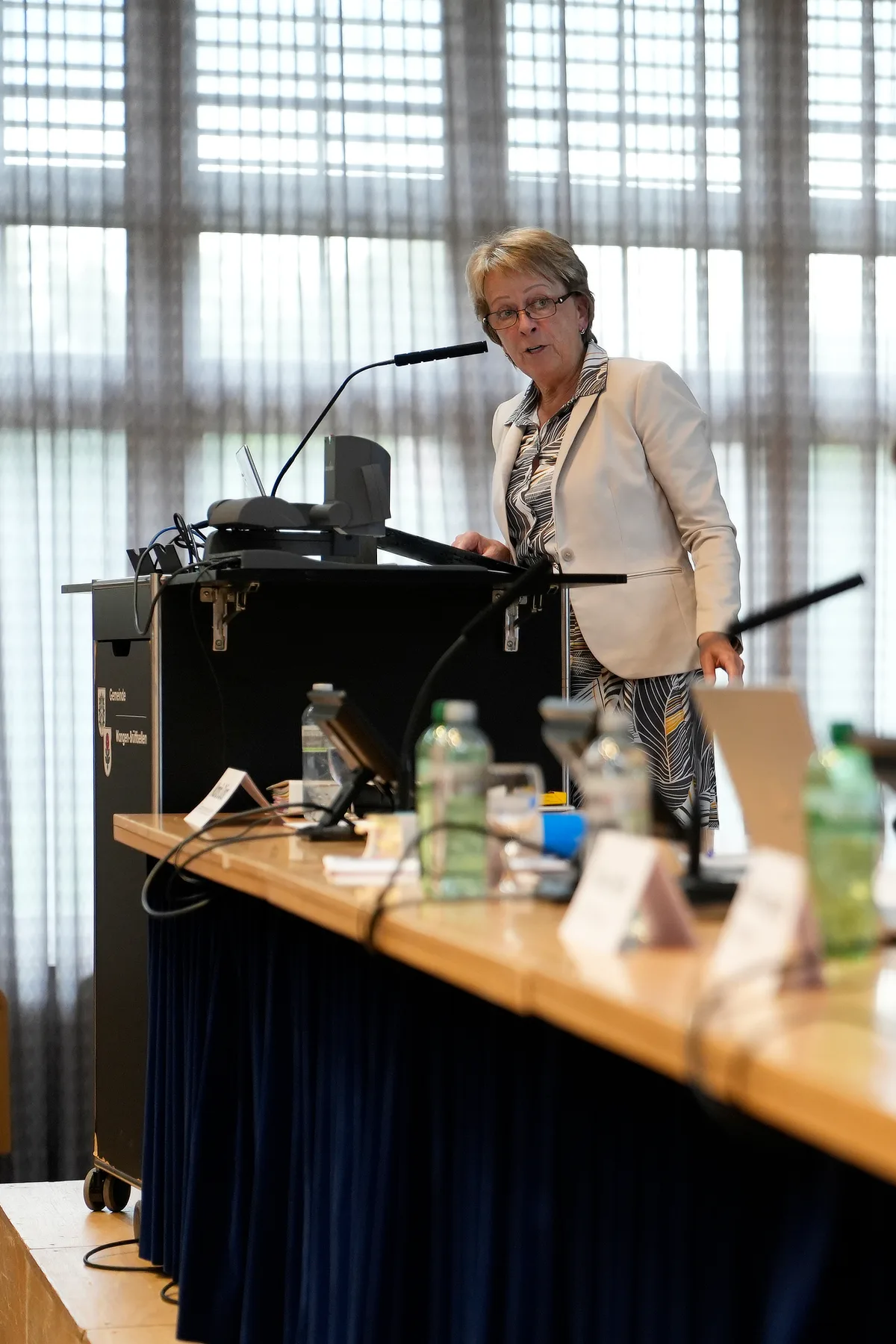 Marlis Dürst bei ihrer letzten Gemeindeversammlung. Als Auszeichnung für ihr ausserordentliches Engagement erhielt sie das Ehrenbürgerrecht von Wangen-Brüttisellen. Eine Frau